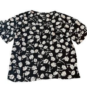 Premise Black and‎ White Floral Blouse Feminine Flowy Romantic Size 1X V-Neck